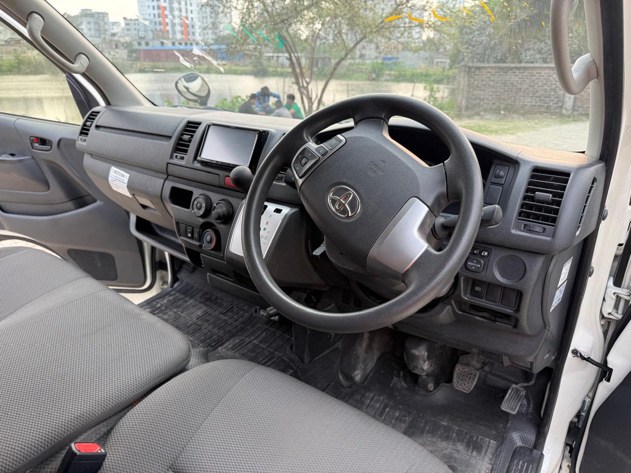 
								Toyota Hiace DX-2020 full									