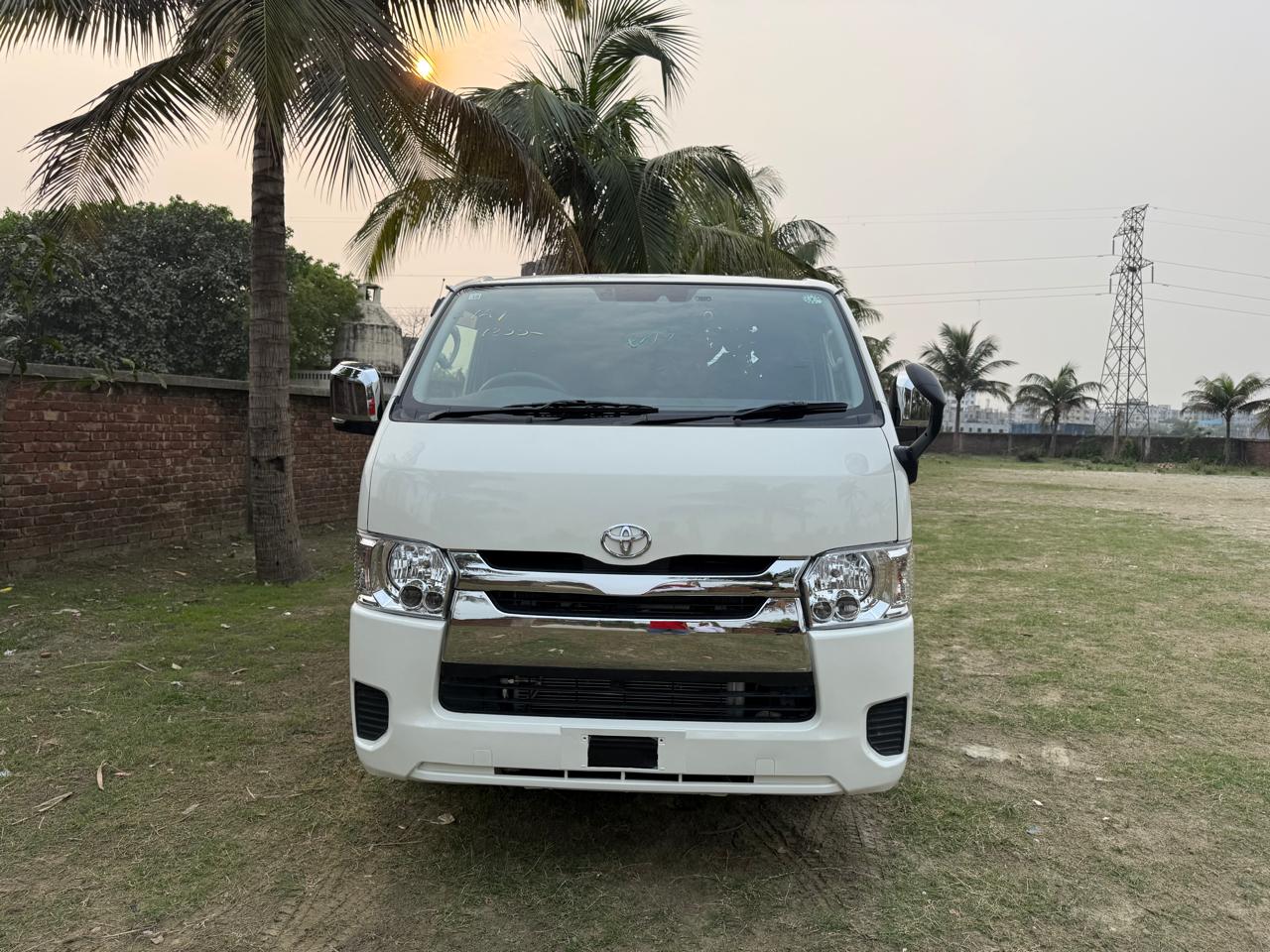 
								Toyota Hiace DX-2020 full									