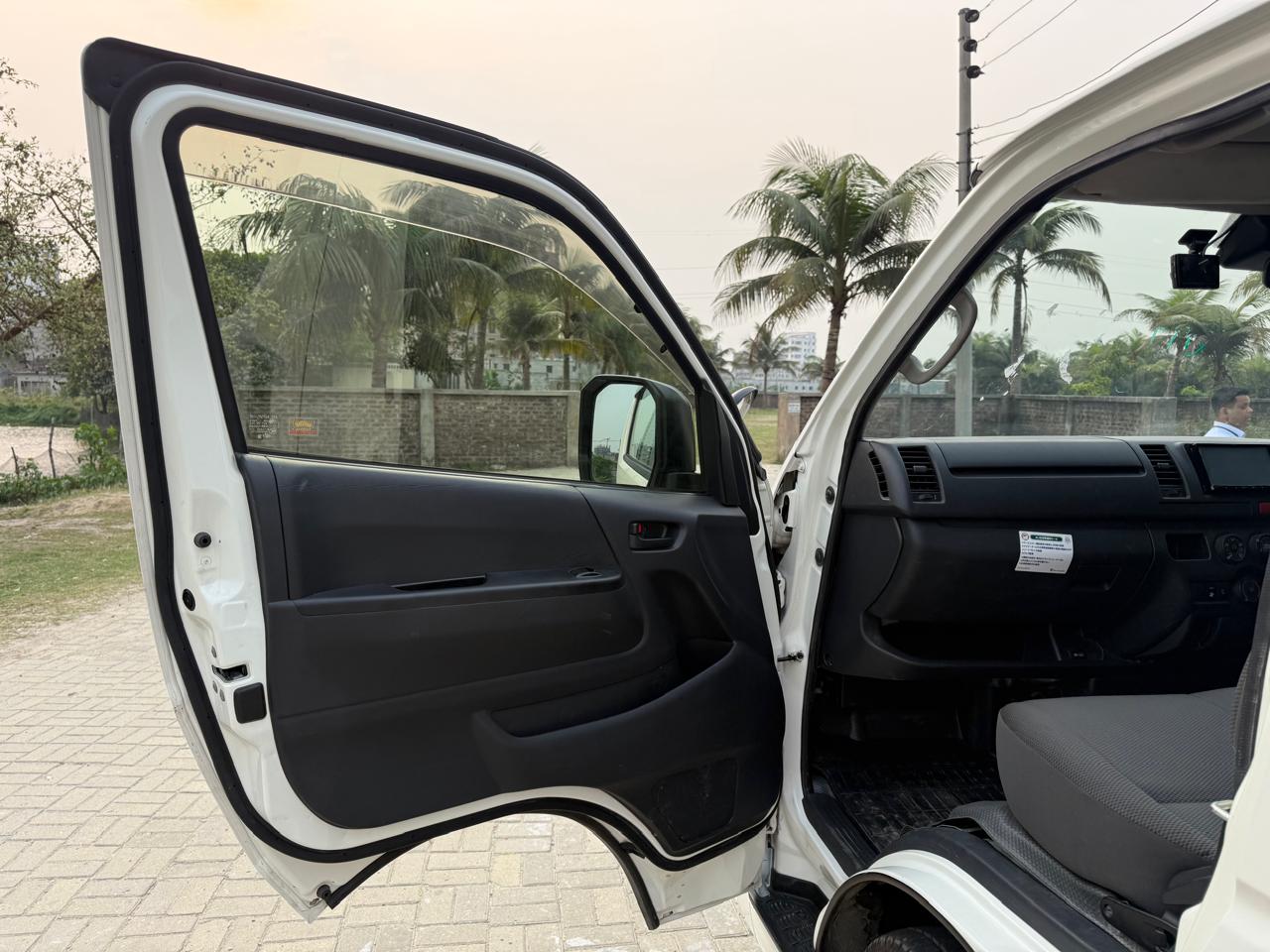 
								Toyota Hiace DX-2020 full									