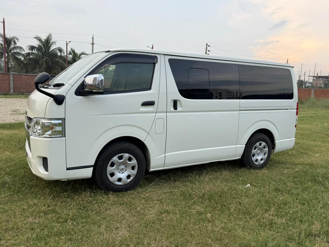 
								Toyota Reconditioned HIace DX full									