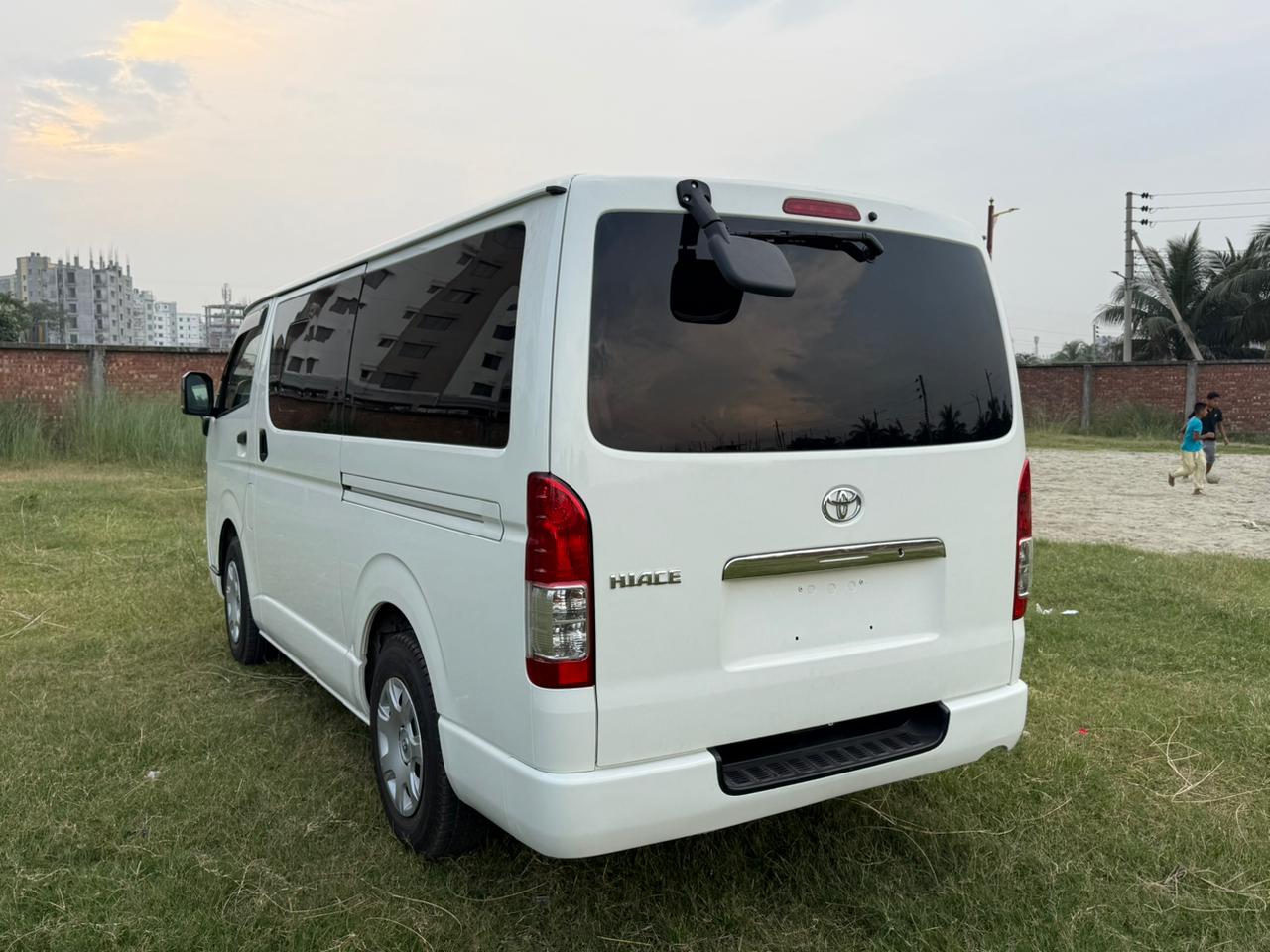
								Toyota Reconditioned HIace DX full									