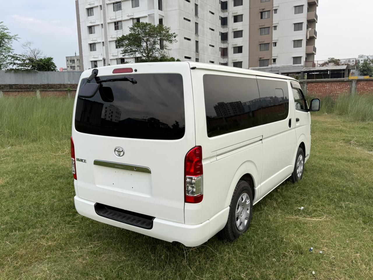 
								Toyota Reconditioned HIace DX full									